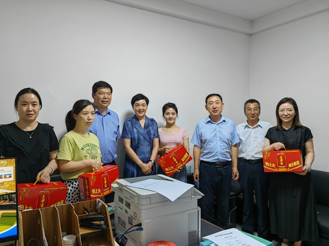 学校领导班子走访慰问坚守一线教学行政岗位的教职工.jpg