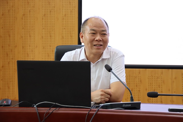王强教授作《弘扬教育家精神 做新时代高素质专业化的好教师》专题讲座.JPG