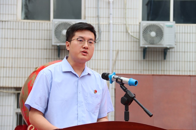 宁少恒代表全体教师发言.jpg