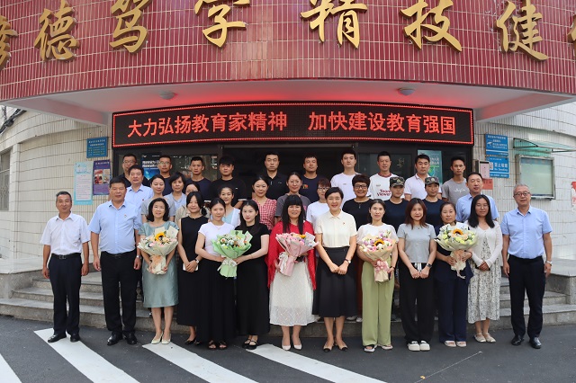 校领导向全校教职工送上节日问候.jpg