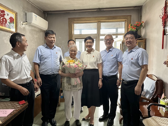 领导班子看望离退休教职工.jpg