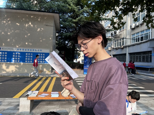 我校学生晨读《网络安全手册》.jpg