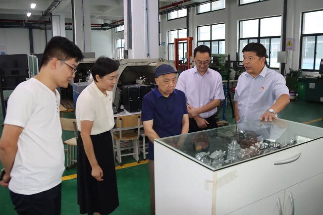 李明富一行参观我校实训基地 - 副本.JPG