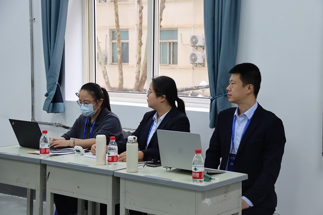 图为我校工作人员.jpg