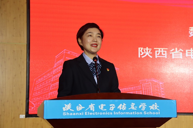 1729928168297234.jpg 我校校长魏萍主持大会.jpg