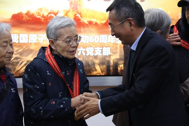 校领导为老同志颁发纪念奖章.JPG