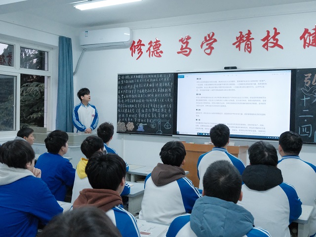 我校开展“宪法晨读”活动.JPG