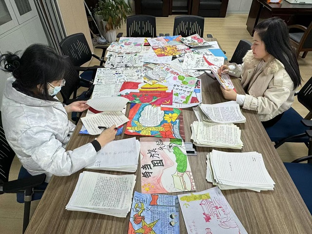 思政教研组教师们评审评审学生作品 - 副本.jpg