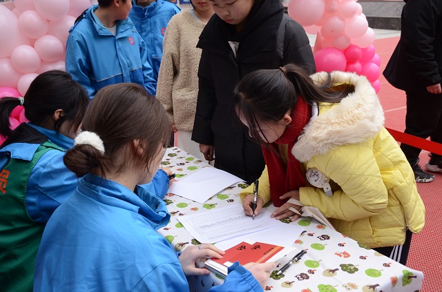 学生们在银行区存钱.jpg