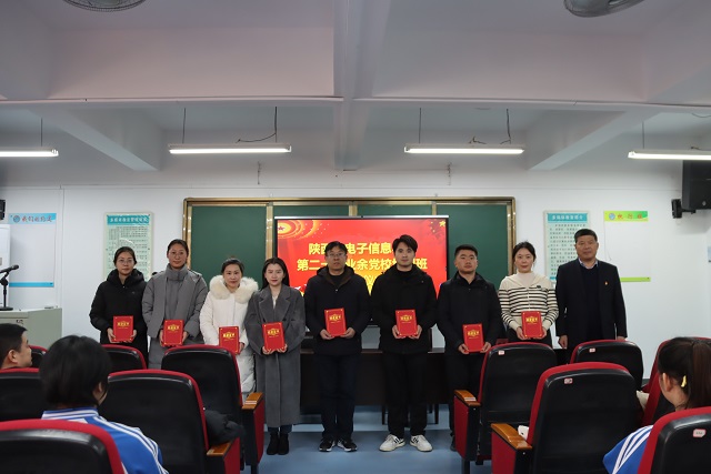 1734662173301756.jpg 校领导为结业学员颁发结业证书.jpg