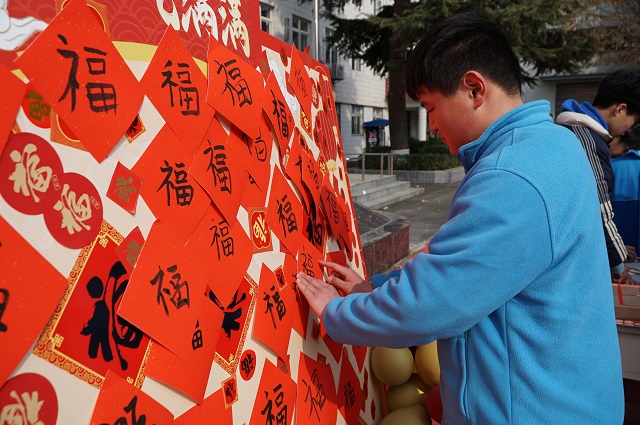 我校学生进行收集“福印”活动.jpg