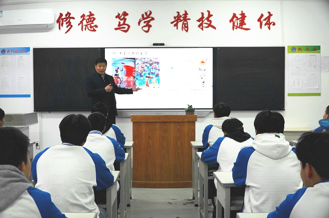 党委书记顾学福为学生上开学第一课.JPG