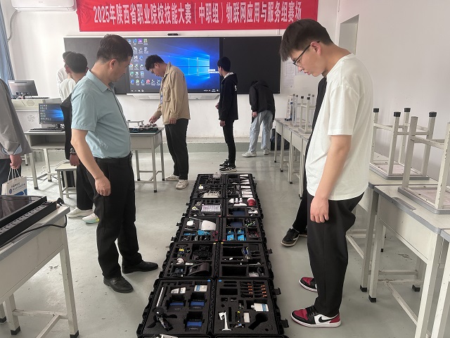 参赛选手熟悉比赛场地.jpg