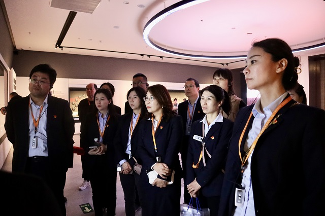 青年党员和老同志跟随讲解员参观秦汉文明主题展.jpg