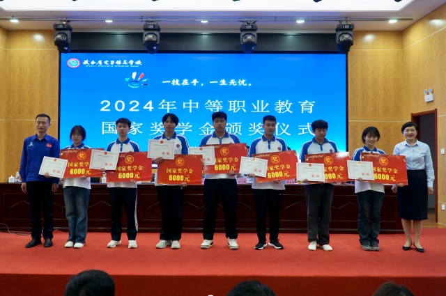 国家高级技师徐立平和校长魏萍为获奖学生颁发荣誉证书(1).jpg