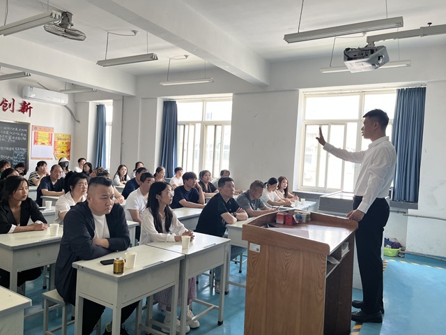 1747740296489552.jpg 图为家长会现场 - 副本.jpg