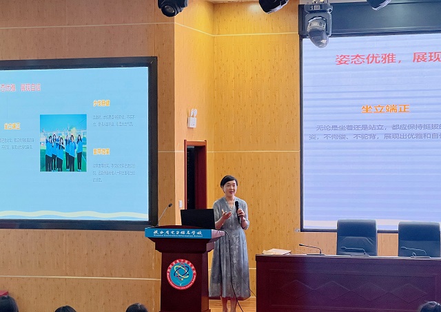 1750302953415936.jpg 校长魏萍做专题讲座 - 副本.jpg