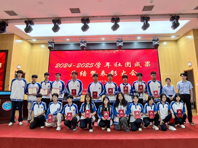 与会老师为获奖集体和个人颁发奖状 - 副本.jpg