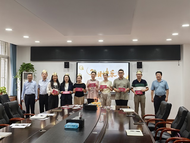 1757035498908843.jpg 校领导与过集体生日老师合影.jpg