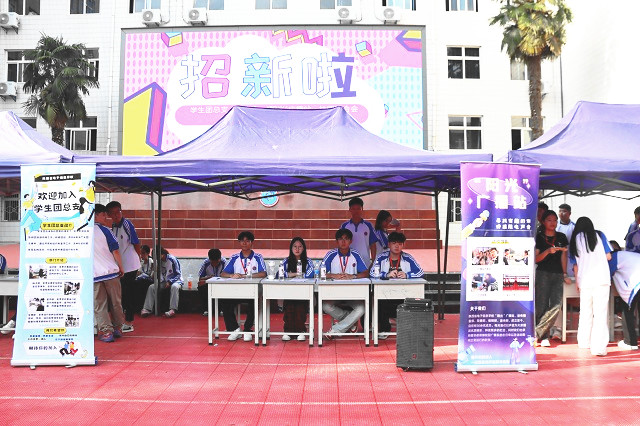 图为我校社团纳新现场 - 副本.jpg