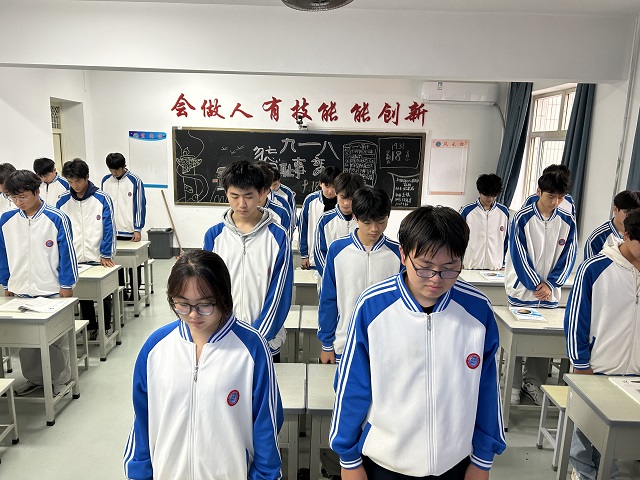 我校师生肃立默哀 - 副本.jpg