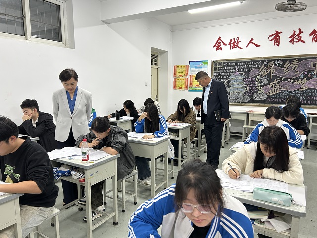 1758856539581560.jpg 我校校领导巡视考场 - 副本.jpg