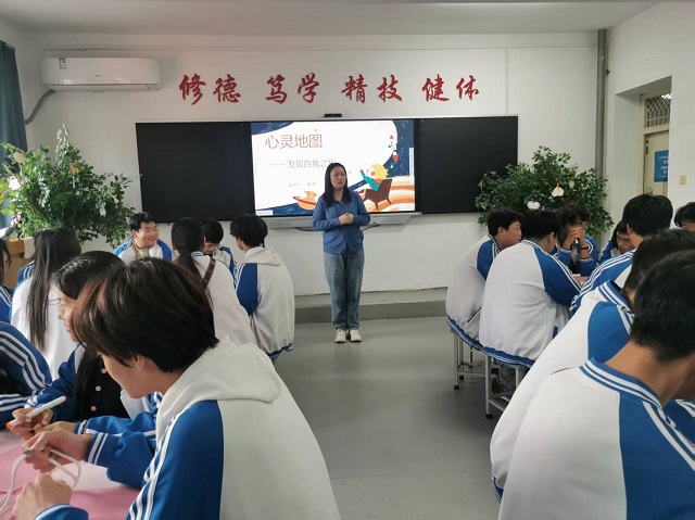 1760660563374691.jpg 图为团体辅导现场 - 副本.jpg