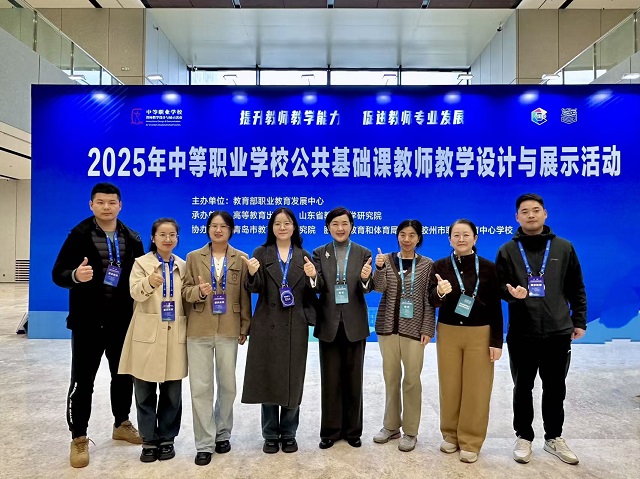 校领导与参赛教师合影 - 副本.jpg