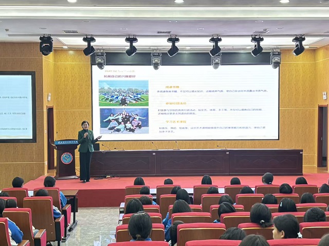我校校长魏萍作“做美丽大方的中职女生”专题讲座 - 副本.jpg