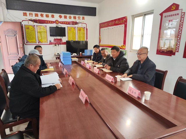 党委书记顾学福一行看望驻村工作队成员 - 副本.jpg