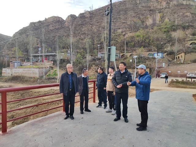 顾学福一行参观毕家硷村便民桥 - 副本.jpg