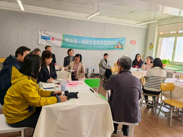 与会专家与教师开展深入研讨 - 副本.jpg