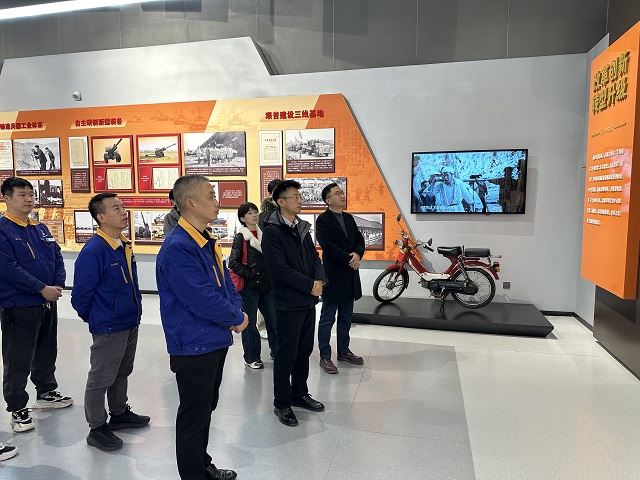 我校数控与机电专业科副科长孙学涛一行参观西安兵器展览馆 - 副本.jpg