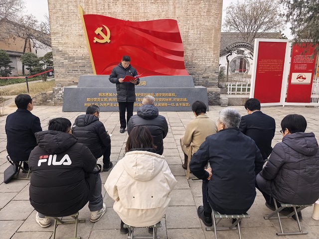 顾学福在安吴青训班旧址讲党课 - 副本.jpg